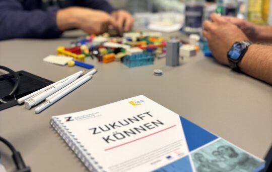 Klemmbausteine auf dem Tisch und Prozesse auf dem Prüfstand